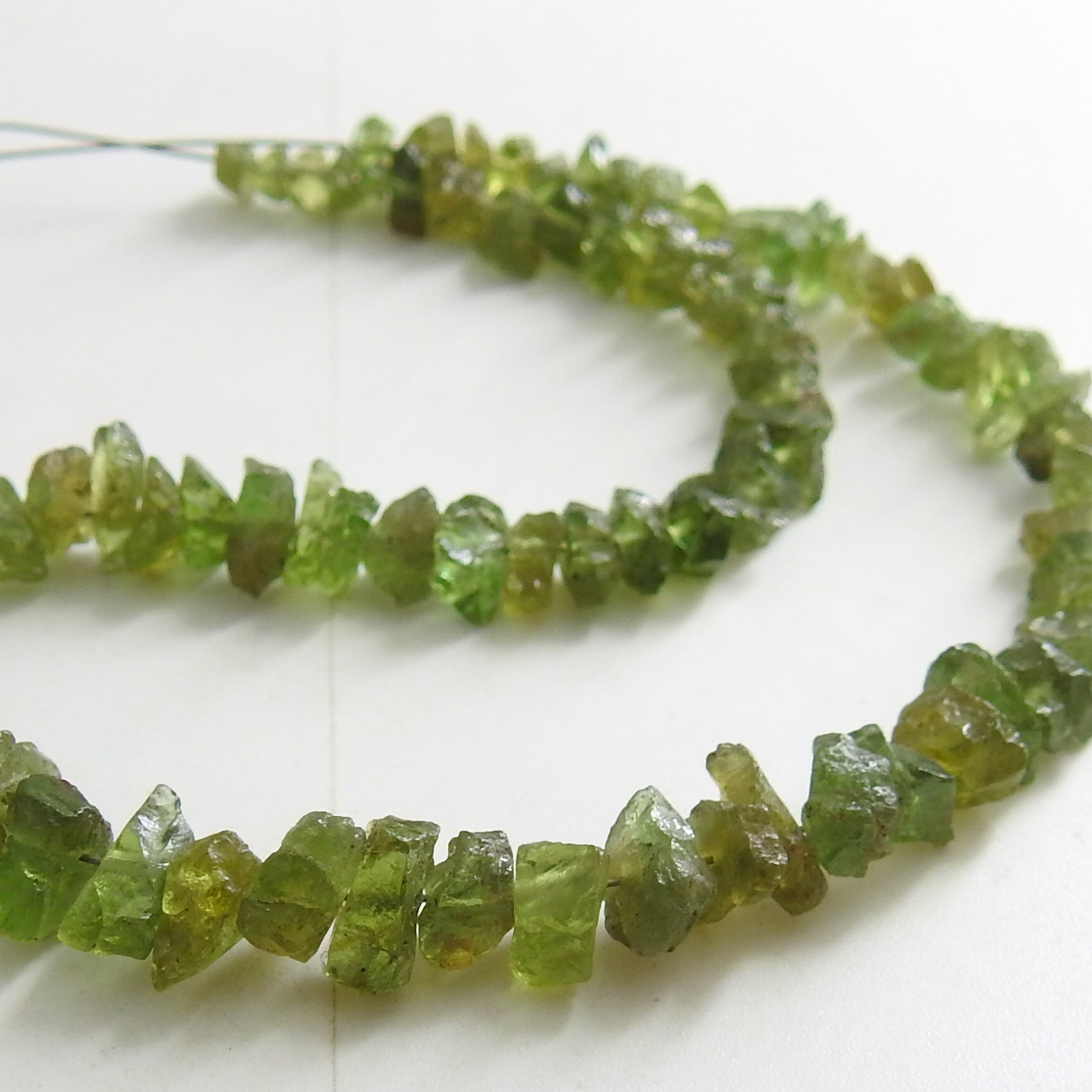 天然绿色磷灰石粗珠,脚链,芯片,未切割,金块10英寸10x8至5x3毫米约