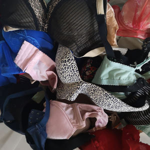 高品质的衣服女性二手衣服批发旧衣服