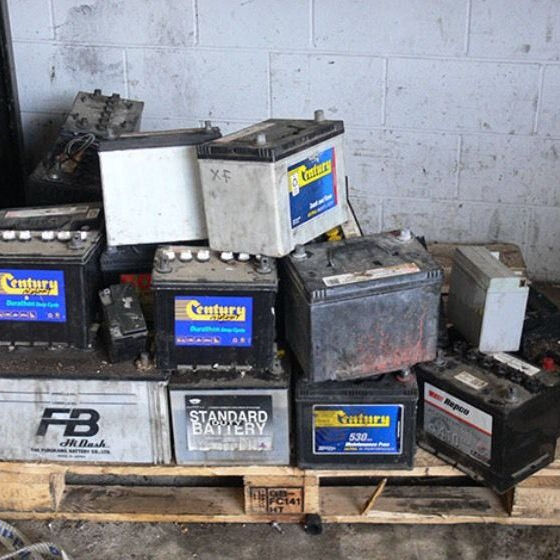 Лом аккумуляторов. Продам старые аккумуляторы автомобильные. Аккумуляторы свинцовые отработанные. Лом аккумуляторных батарей. Приемка свинцовых аккумуляторов.