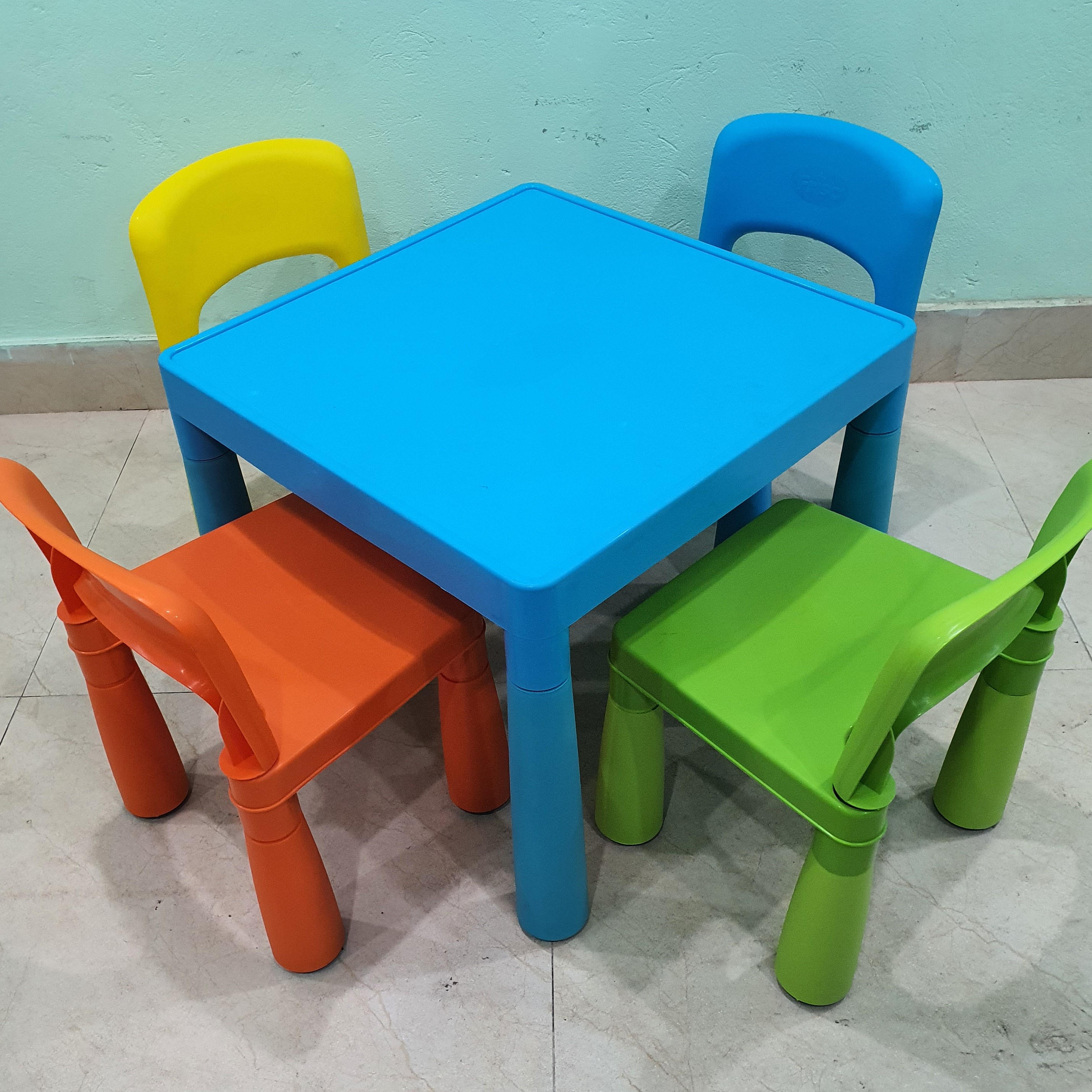 childrens bedroom table and chairs