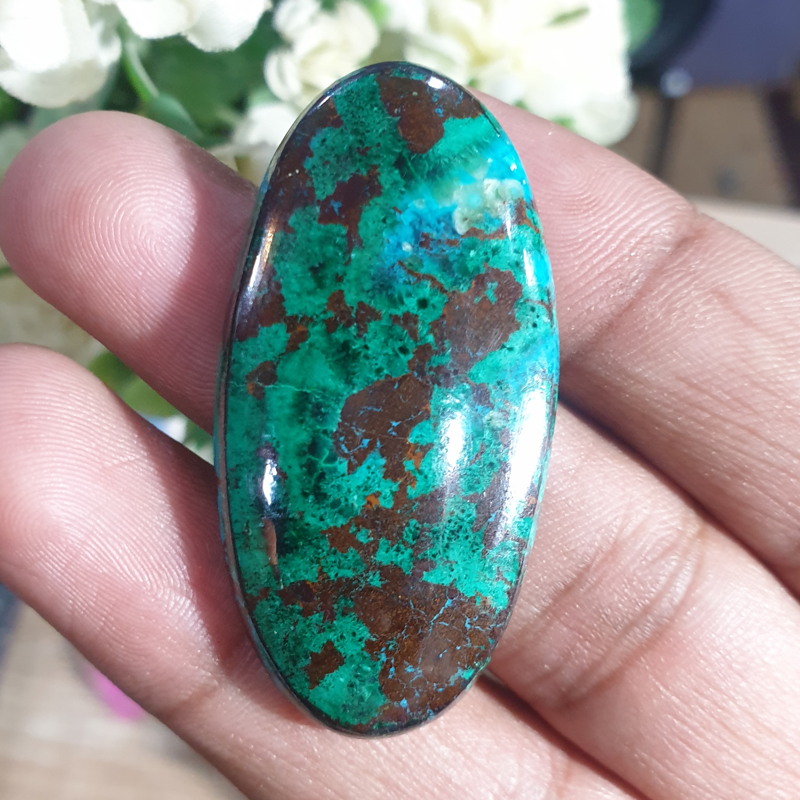 черный опал ограненный. красные синие зеленые камни. изумруд. Aventurine зелёный камень. красные синие зеленые камни.