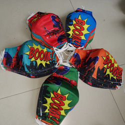 Crianças enfrentam ma sks, impressas dos desenhos animados superheroes, 3 camadas
