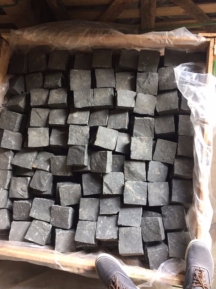 Basalt Rock Split, Vietnam Black and grey Basalt cobble (cubic)