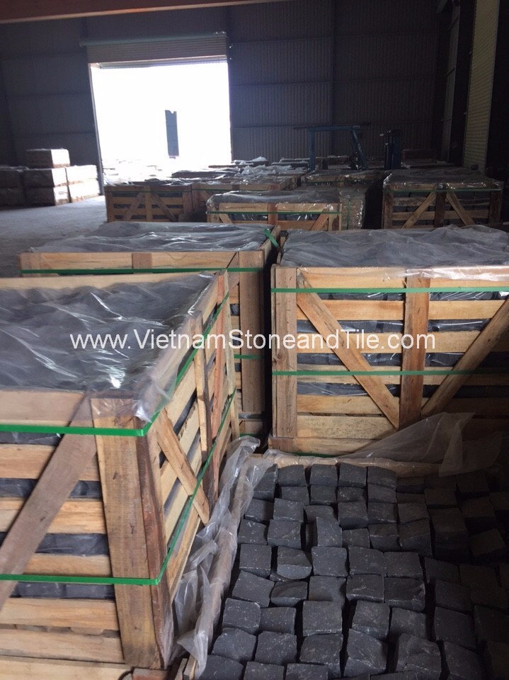 Basalt Rock Split, Vietnam Black and grey Basalt cobble (cubic)