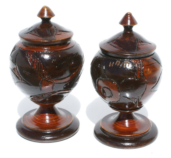 Гаитянские деревянные вазы темно-коричневого цвета с традиционным орнаментом ремесла