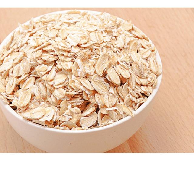 белая овсянка. белая овсянка. белая овсянка. геркулесовая каша и овсяная каша. овсяная каша с ягодами.