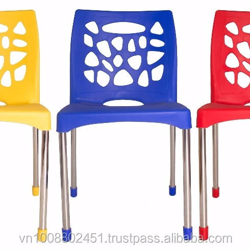 Полезный пластиковый стул с ножками из нержавеющей стали