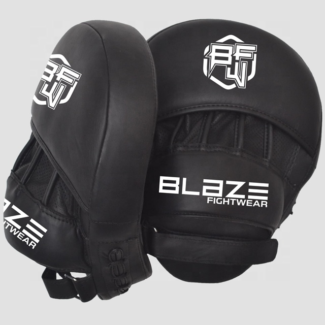 Матовый черный Бокс Изогнутые Фокус Профессиональные боксерские перчатки из натуральной кожи, с тренировочные площадки для ММА, Муай Тай, спарринг, додзё, боевые искусства