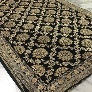 Женские сари с крупной вышивкой