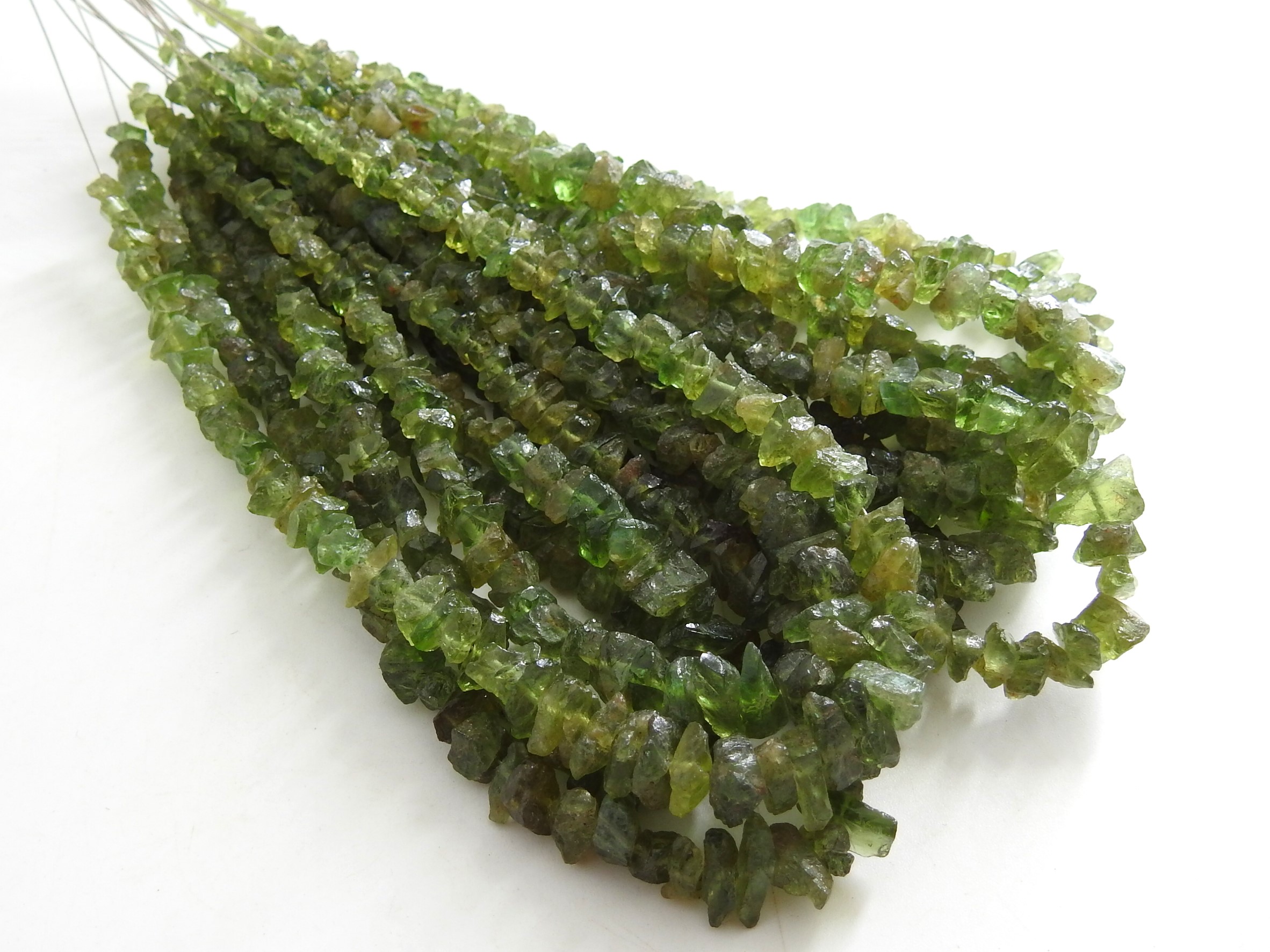 天然绿色磷灰石粗珠,脚链,芯片,未切割,金块10英寸10x8至5x3毫米约