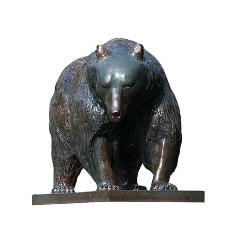 愚蠢的青铜棕熊雕像与基座