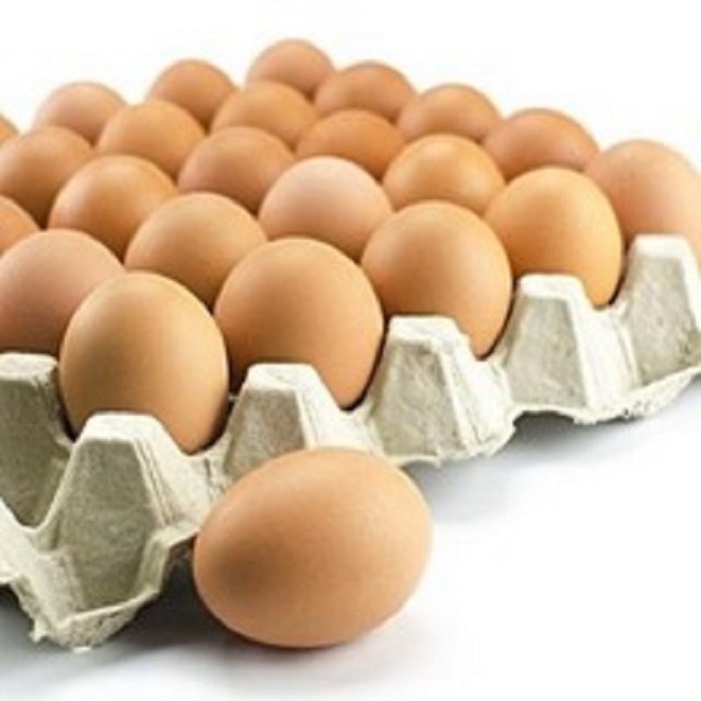 Свежие коричневые/белые куриные яйца