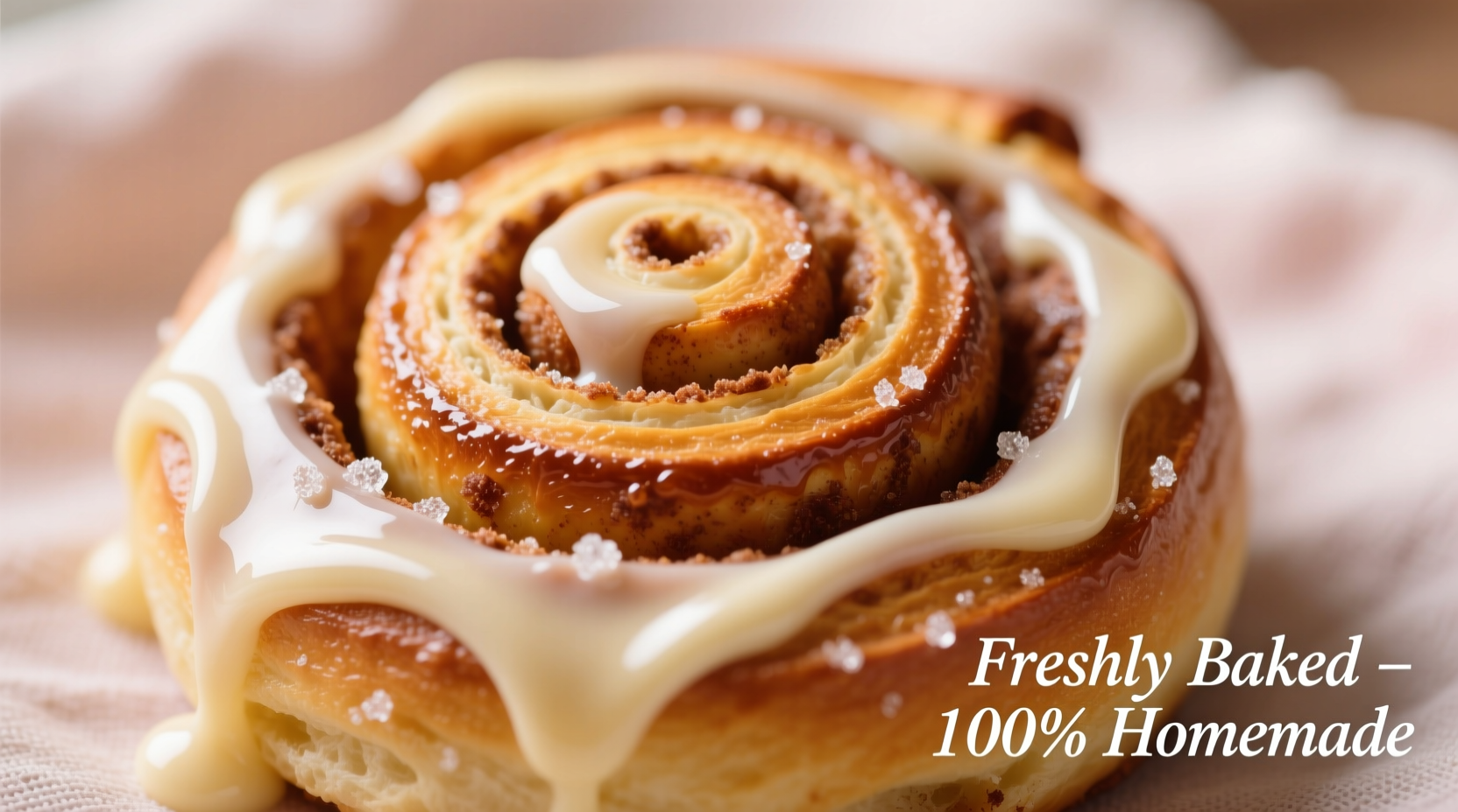 Perfekt geschwungene Zimtschnecke mit Glasur
