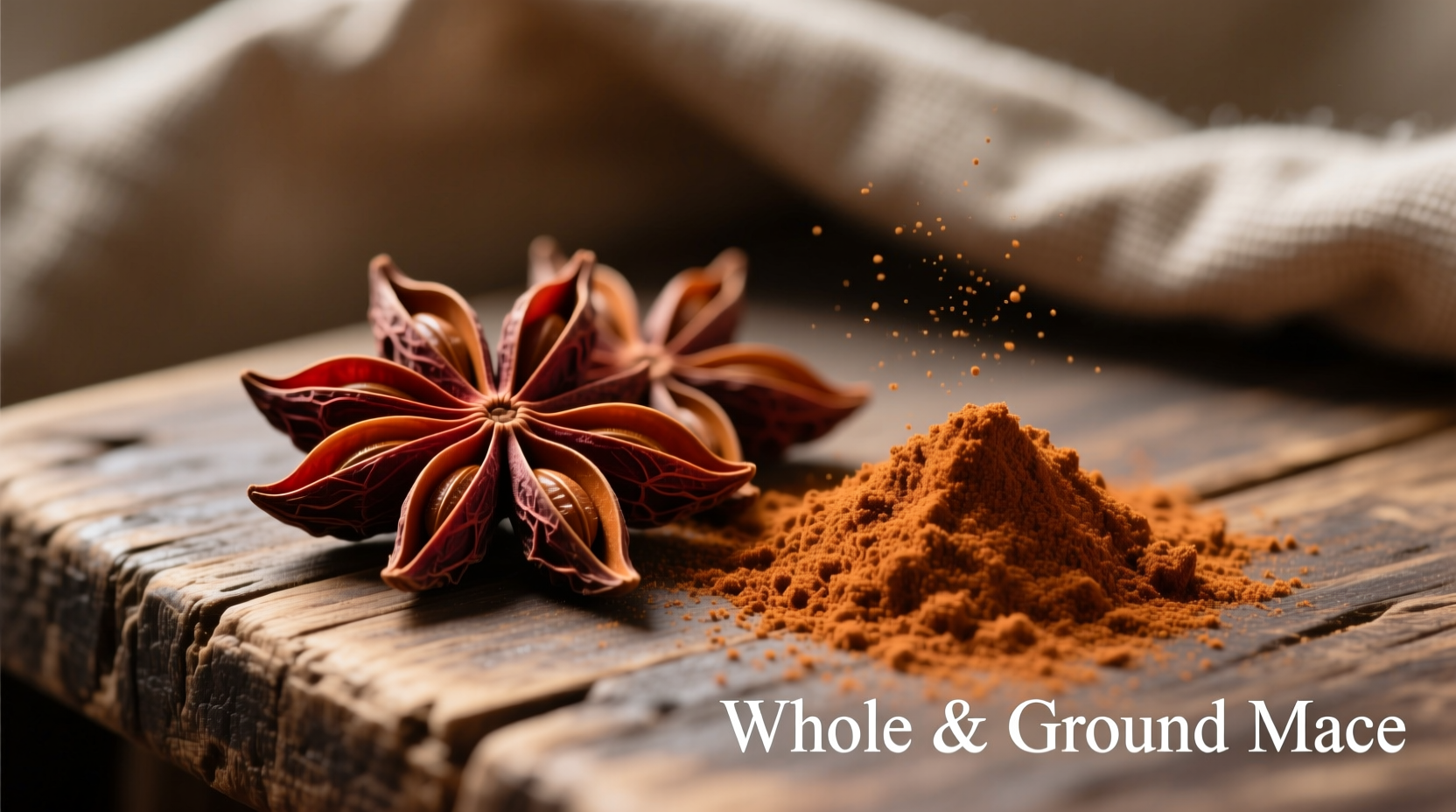 Ganze Muskatblütenblätter neben gemahlener Muskatblüte