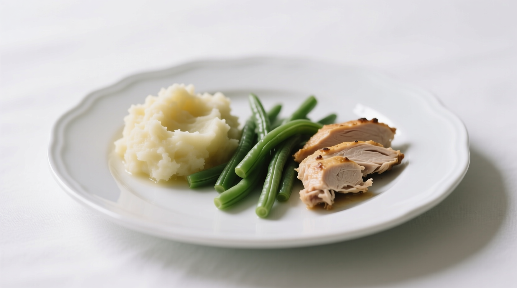 Blande Nahrungsmittel auf weißem Teller