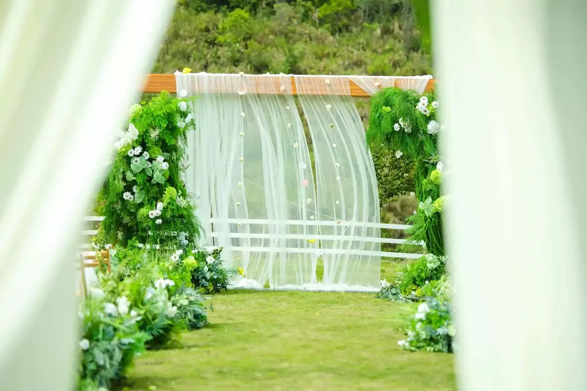 Intimate Weddings: Personal, Not Scaled-Down (2026)