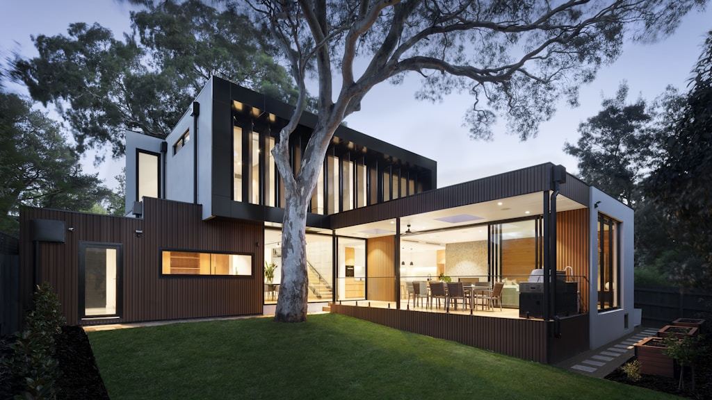 The Ultimate High-End Smart Living Room: Luxury Automation, Acoustics & Aesthetics