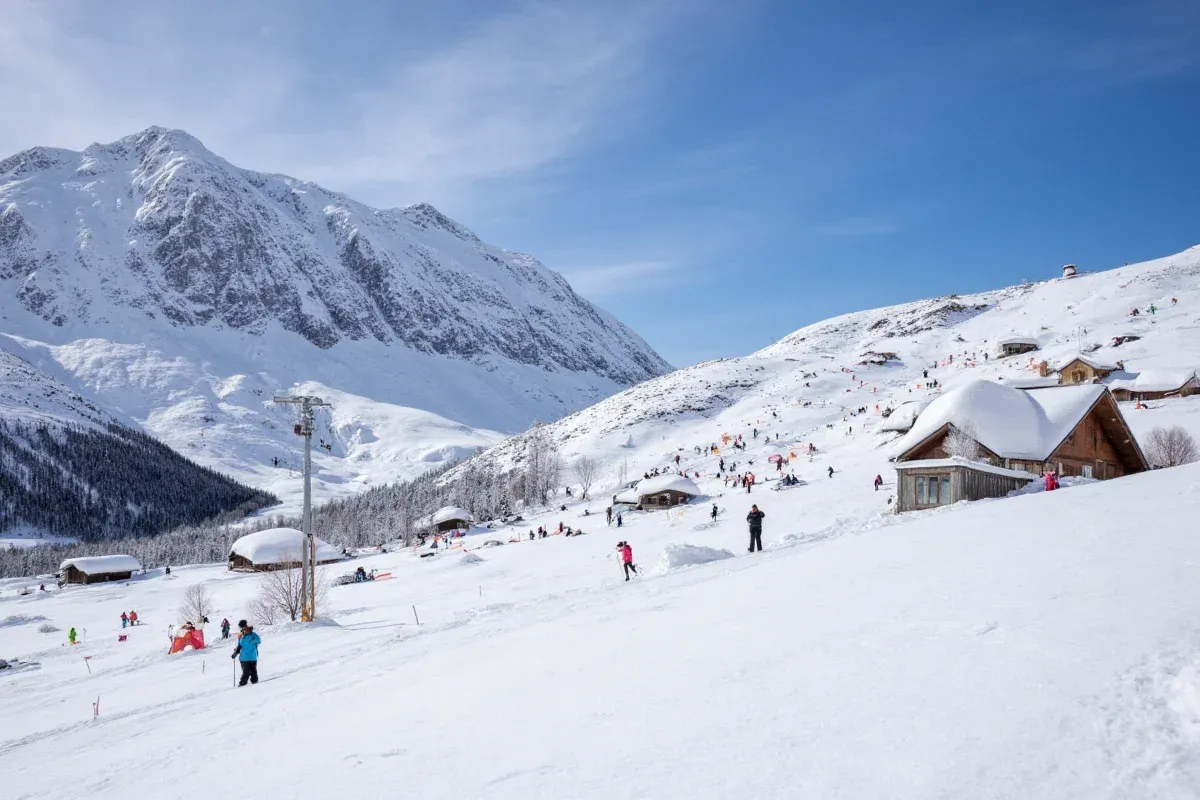 When Does Ski Season Finish? Key Dates by Region