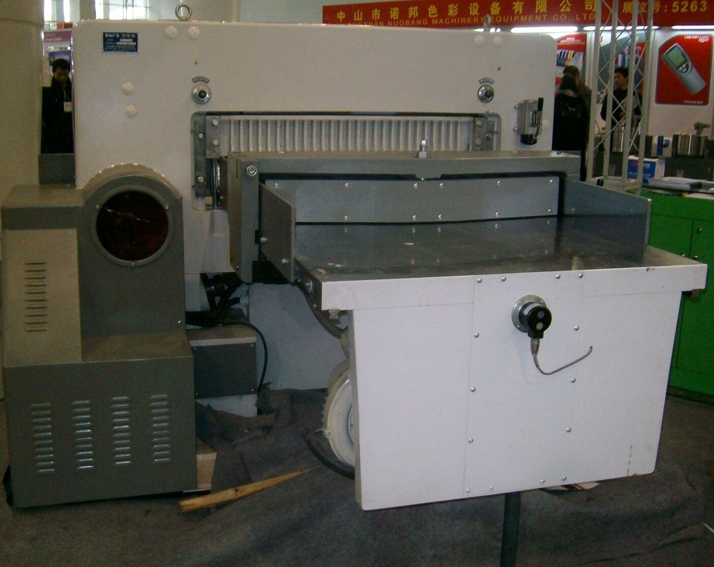 PRY-780 10 Inch Computer Programmed Paper Cutting Machine For Printing Press