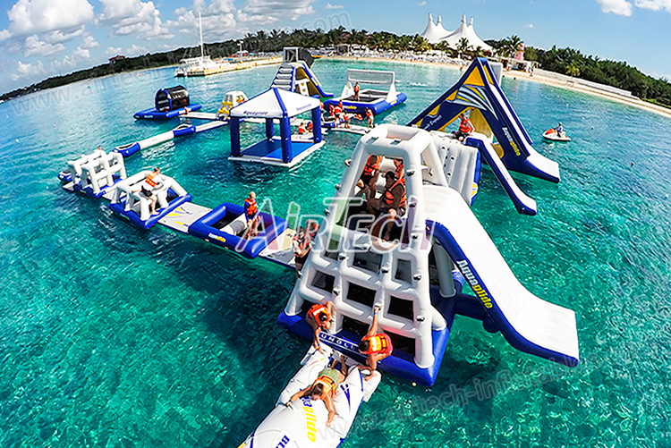 定制商业水上滑梯公园湖充气水上游戏成人和儿童
