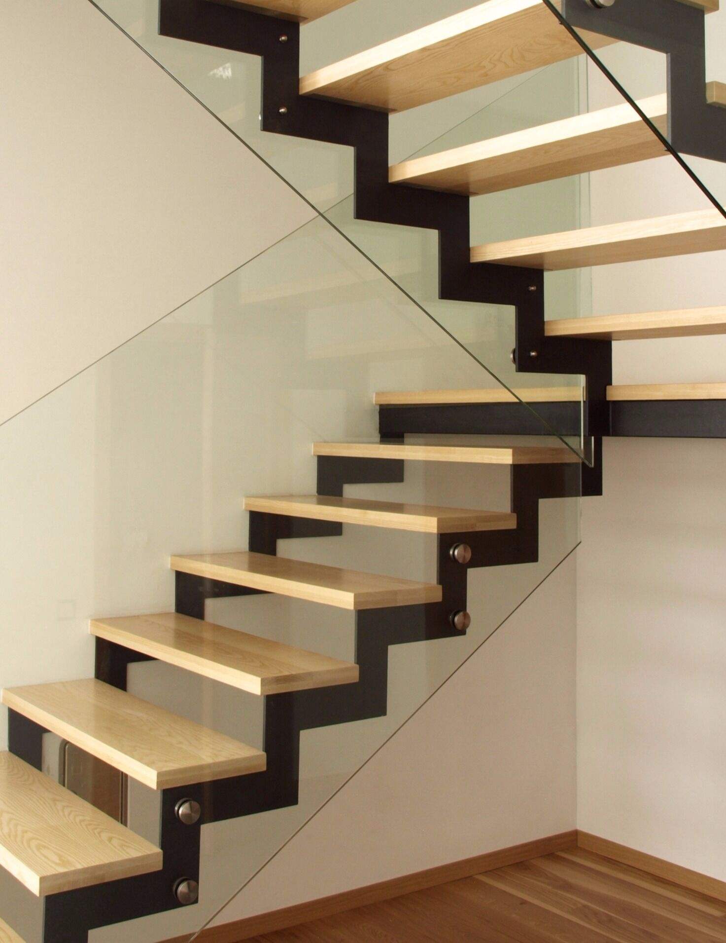 定制的室内钢木之字形楼梯纵梁,带玻璃栏杆开放式立管直楼梯,用于现代