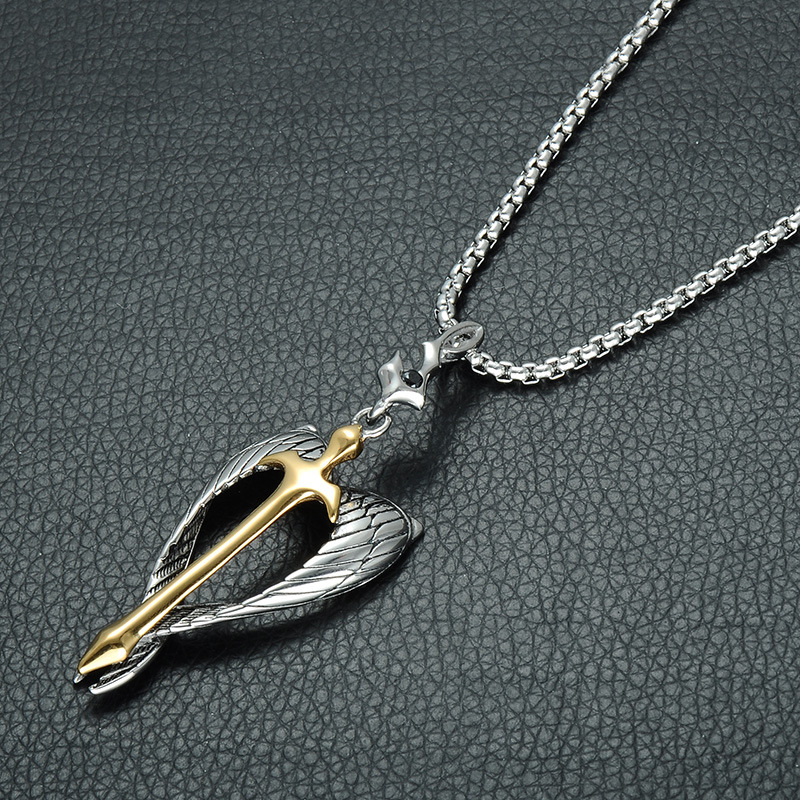 Ultima Novità: Collana con Ciondolo a Forma di Spada in Stile Vintage, Logo Personalizzato, Charm con Ali d'Angelo in Acciaio Inossidabile Dorato per Uomo