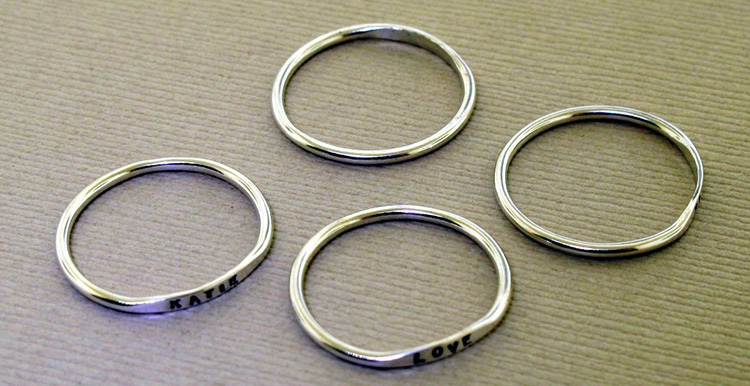 Moda minúscula empilhamento de aço inoxidável de aço inoxidável personalizado anel de nome delicado personalizado