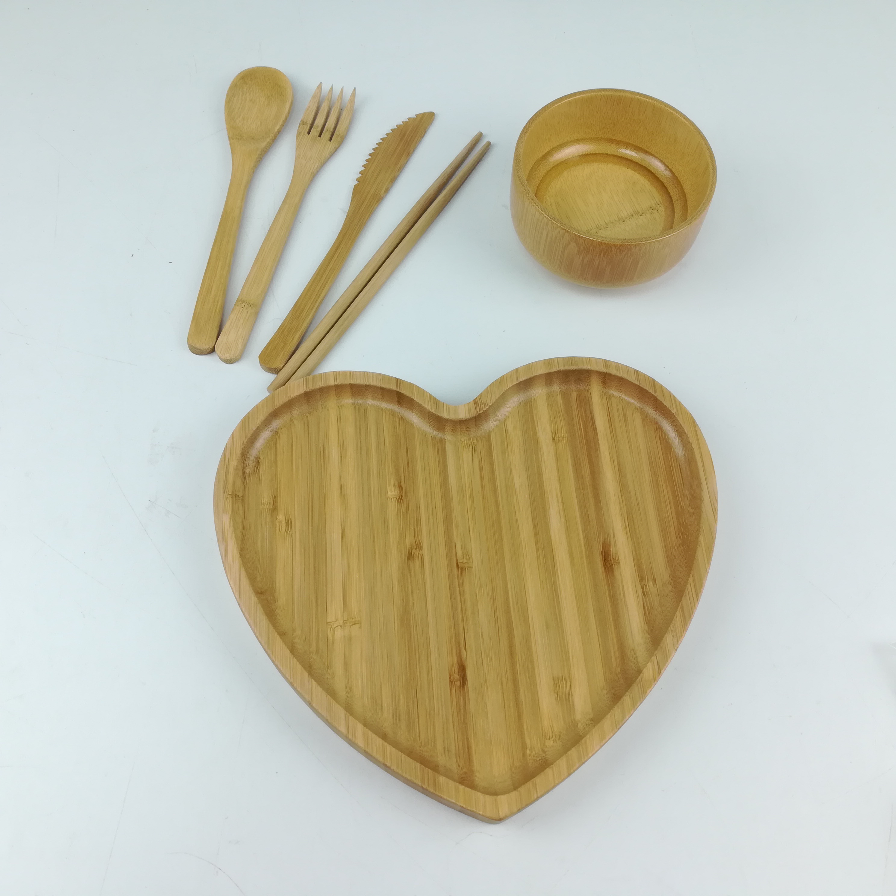 天然竹餐具餐具套装与心形状板