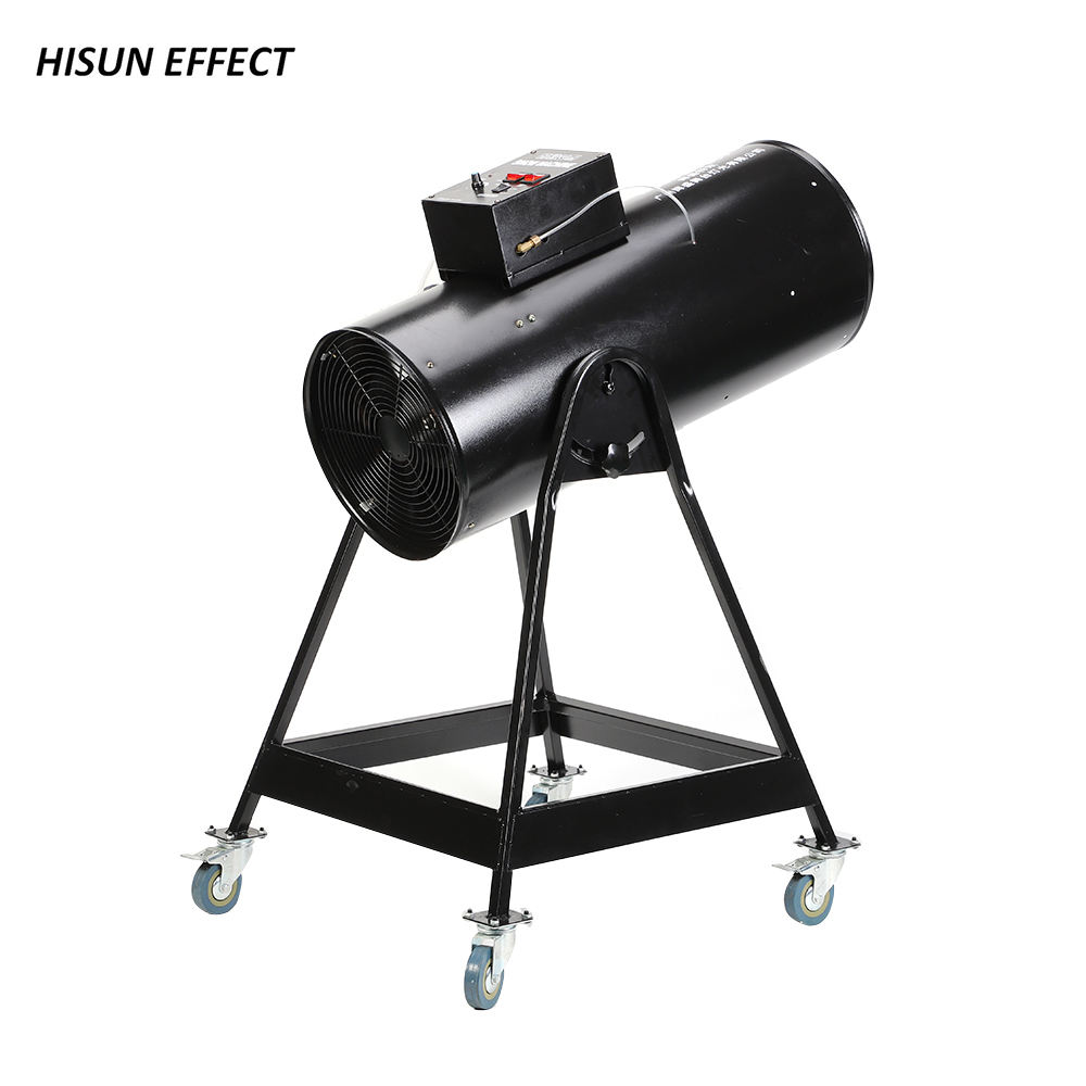 大型雪花机以强风为驱动力,让均匀的积雪漂移到10到18米高,雪充满瞬间