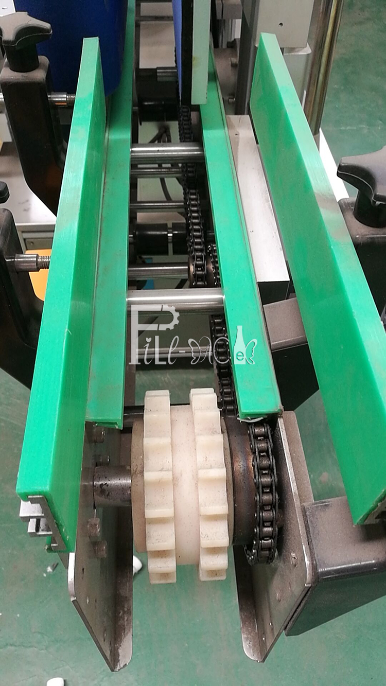 Self Adhesive Round Bottle Labeling Machine PET Bottle Label Applicator