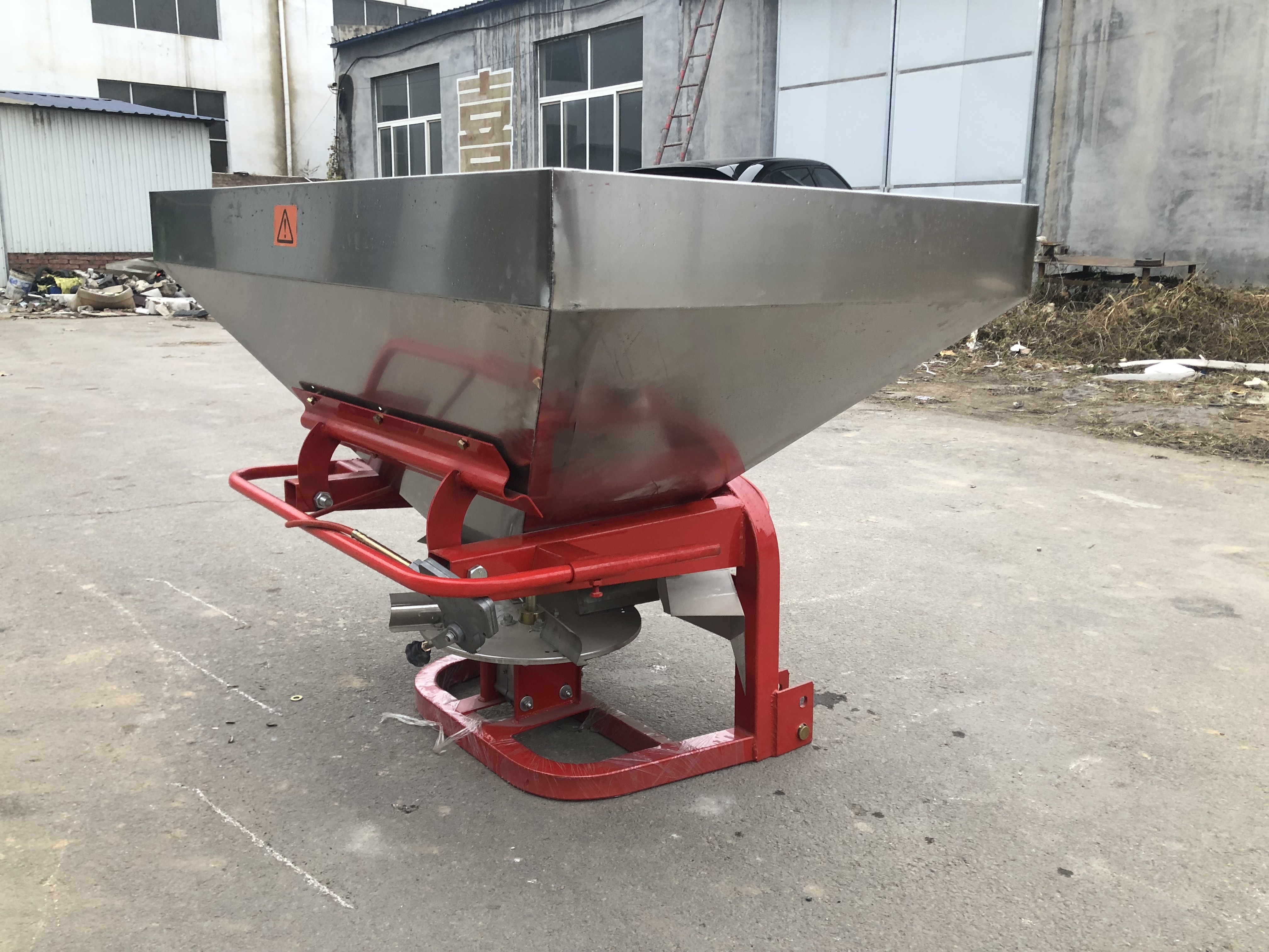 农用撒肥机是适用于中小型养殖场,化肥撒是简单的和方便的.