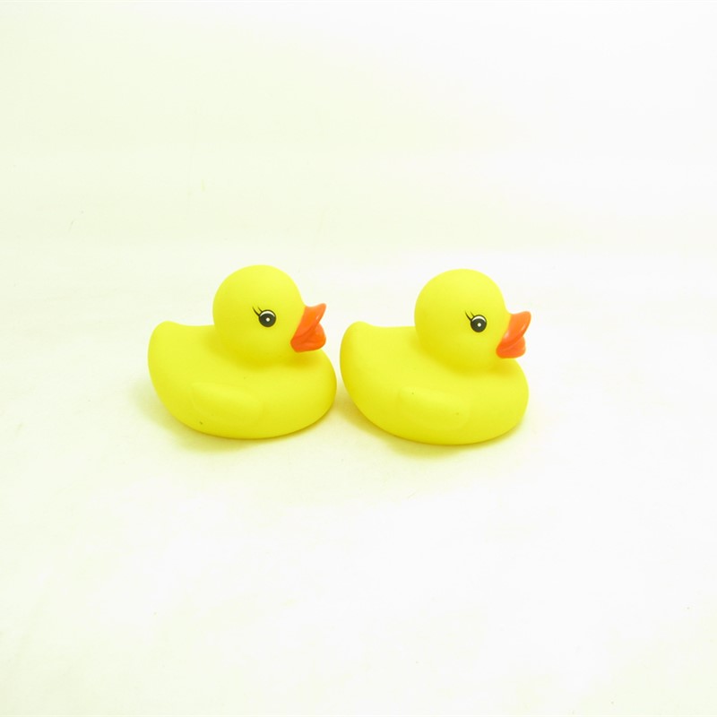 批发散装婴儿沐浴水鸭玩具声音小迷你黄色橡皮鸭