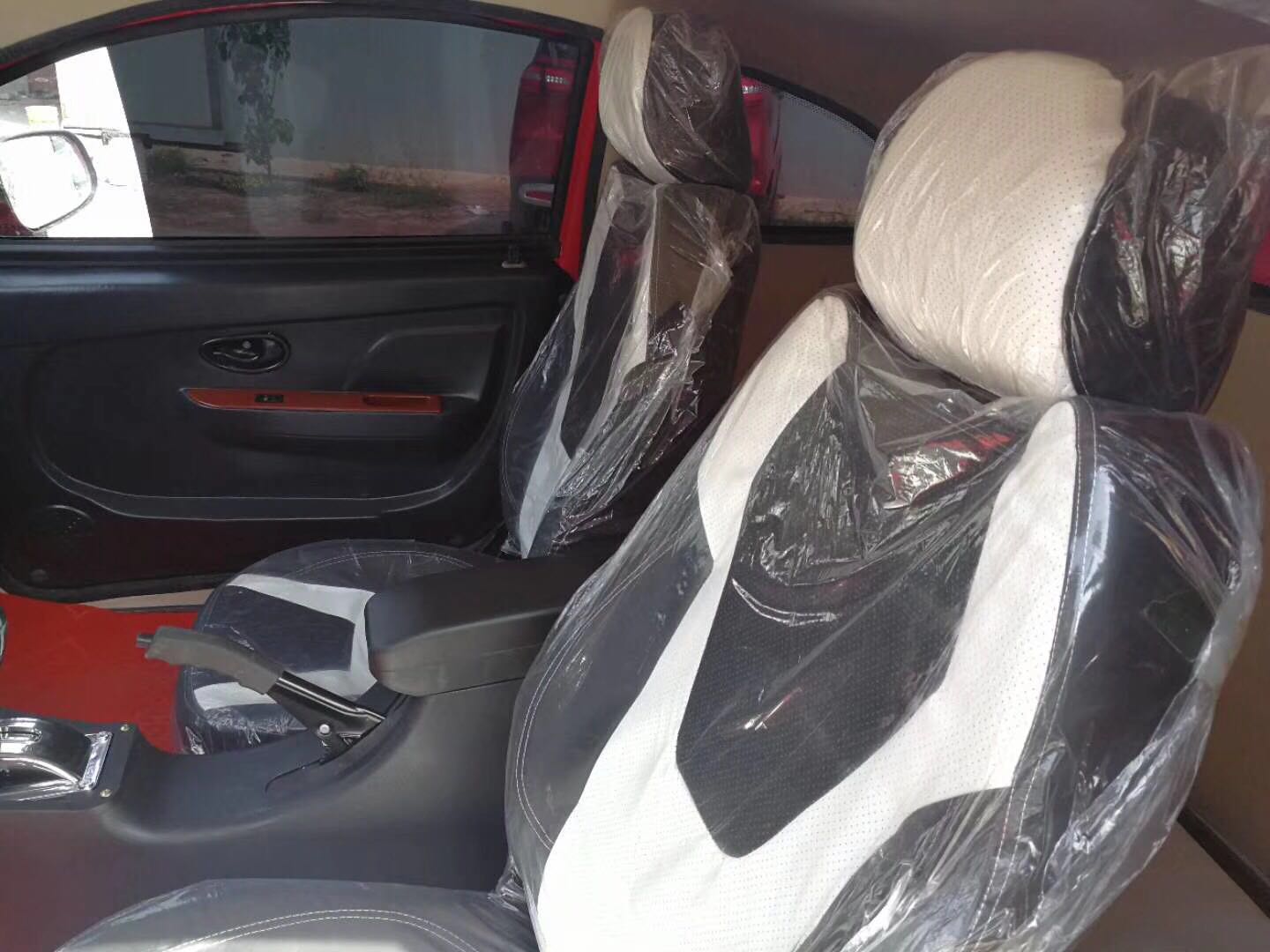 Automóvil deportivo popular, eléctrico y de combustible con volante a la izquierda y aire acondicionado