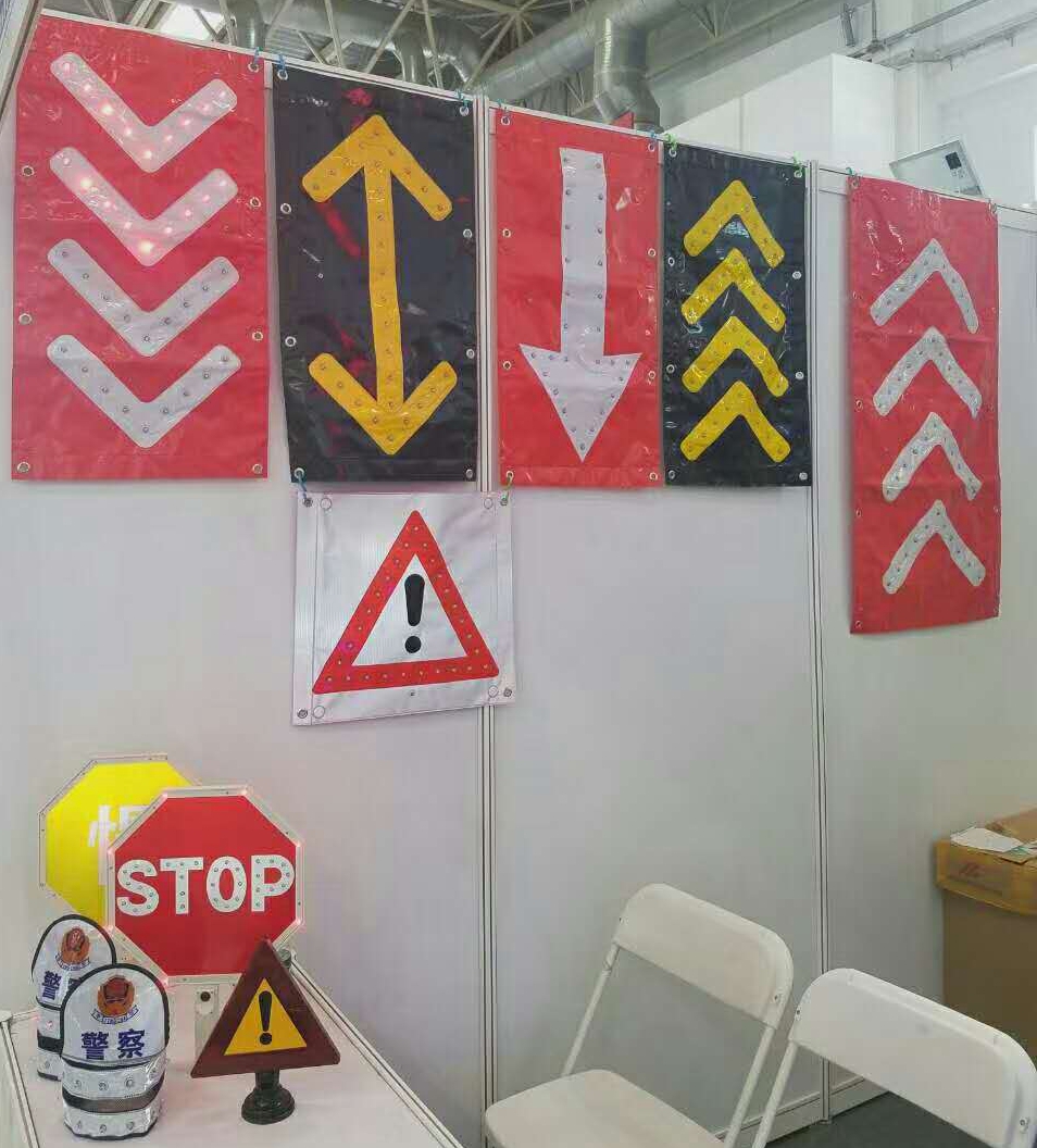 Electronic LED Light Arrow Flashing Traffic Road Safety Sign