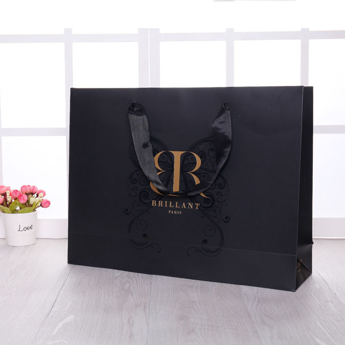 Custom Luxury Printed Christmas gift Bag Kraft Paper Shopping Bag for T-shirt Packaging
