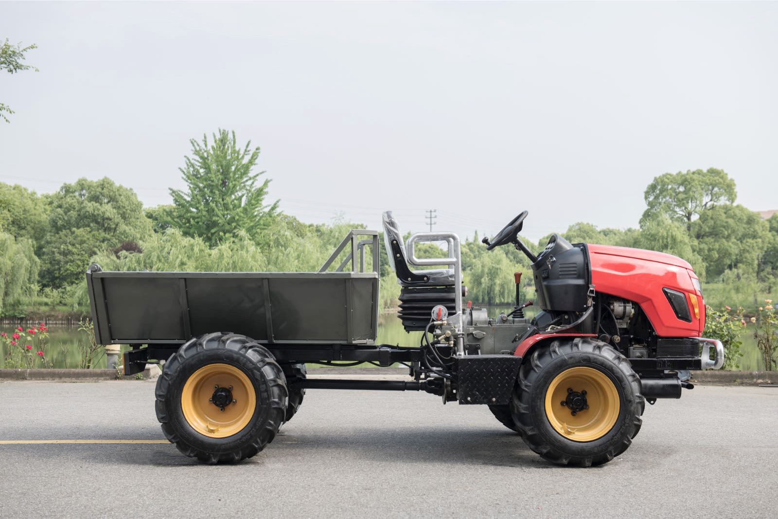 用于油棕榈运输的拖拉机,用于泥浆和山路