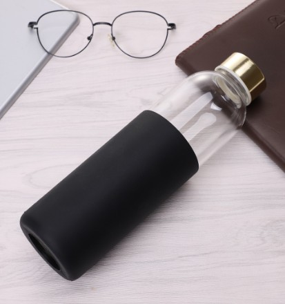 Glass sport bottle,heat resistant drinking glass bottle with wooden lid and siliscone sleeve