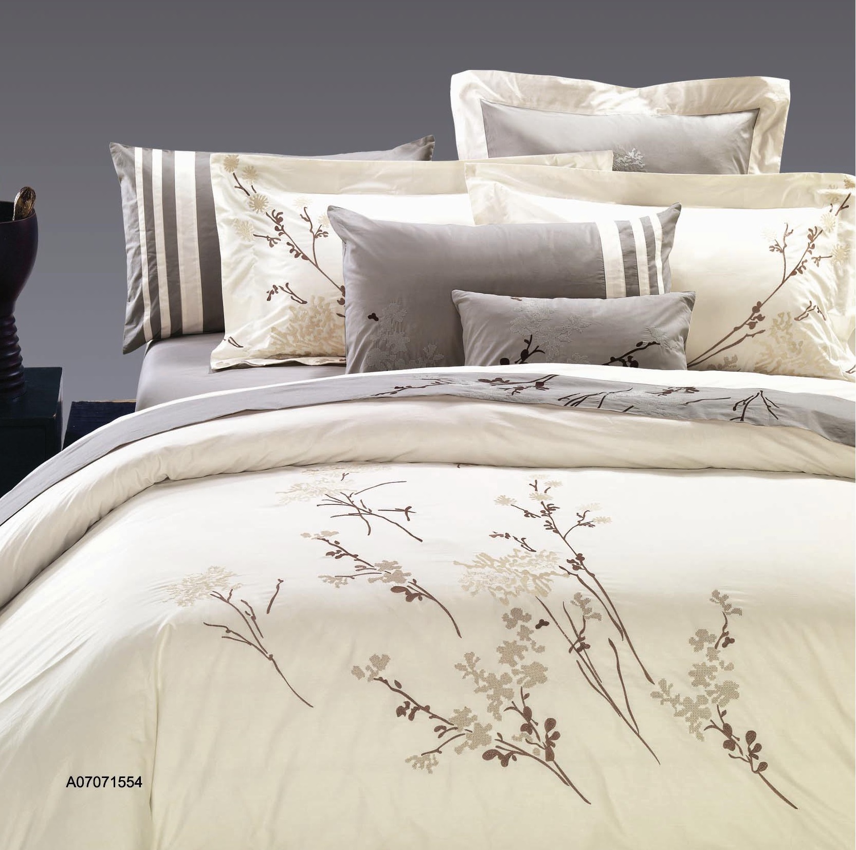 Elegant Embroidery 4 Piece duvet & pillows & flat sheet, bed sheets with pillowcases