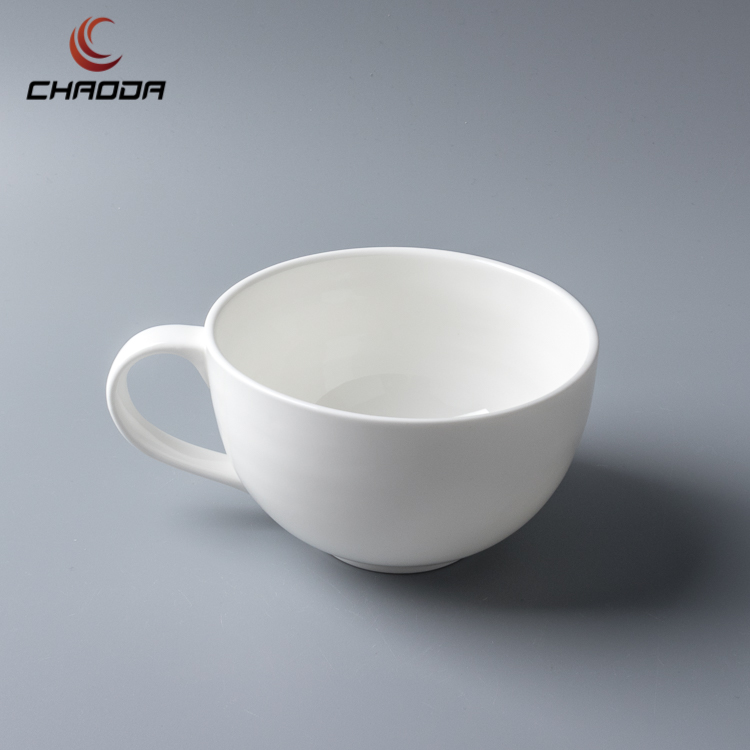 Tazza Da The Inglese Con Il Piattino, La Porcellana Fine Della Di Osso E Un Metronomo Per Musica Su Uno Strato 132848281