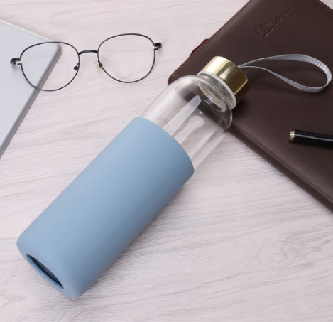 Glass sport bottle,heat resistant drinking glass bottle with wooden lid and siliscone sleeve