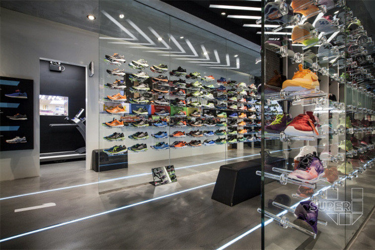 Estantería de exhibición de vidrio para zapatillas hechas a medida