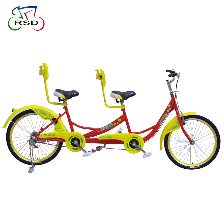 赤いタンデム自転車 2人乗り 荷台付き 赤いタンデム自転車 2人乗り 荷台付き