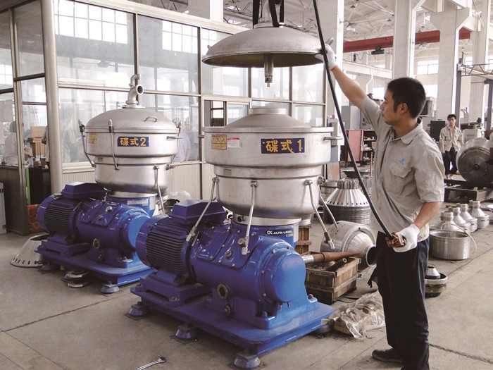 Self-cleaning carbon steel candle filter purification for chemical