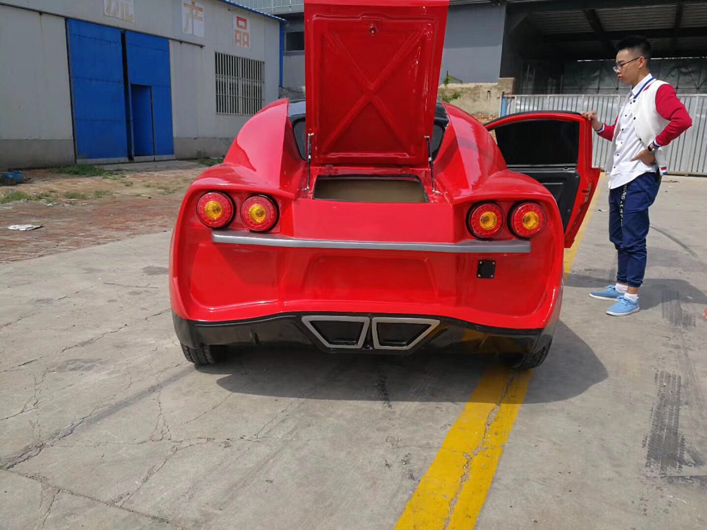 Automóvil deportivo popular, eléctrico y de combustible con volante a la izquierda y aire acondicionado