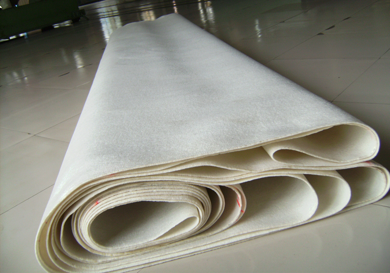 在压榨部造纸机毛毡也用于带有毛毡卷.