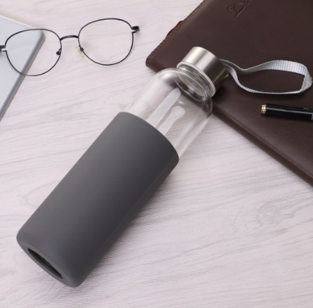 Glass sport bottle,heat resistant drinking glass bottle with wooden lid and siliscone sleeve