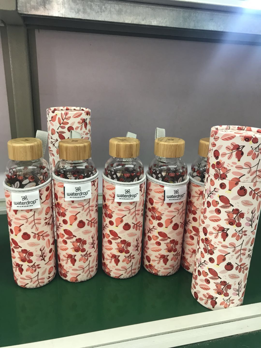 550ml  high borosilicate water glass bottle with bamboo top and neoprene sleeve