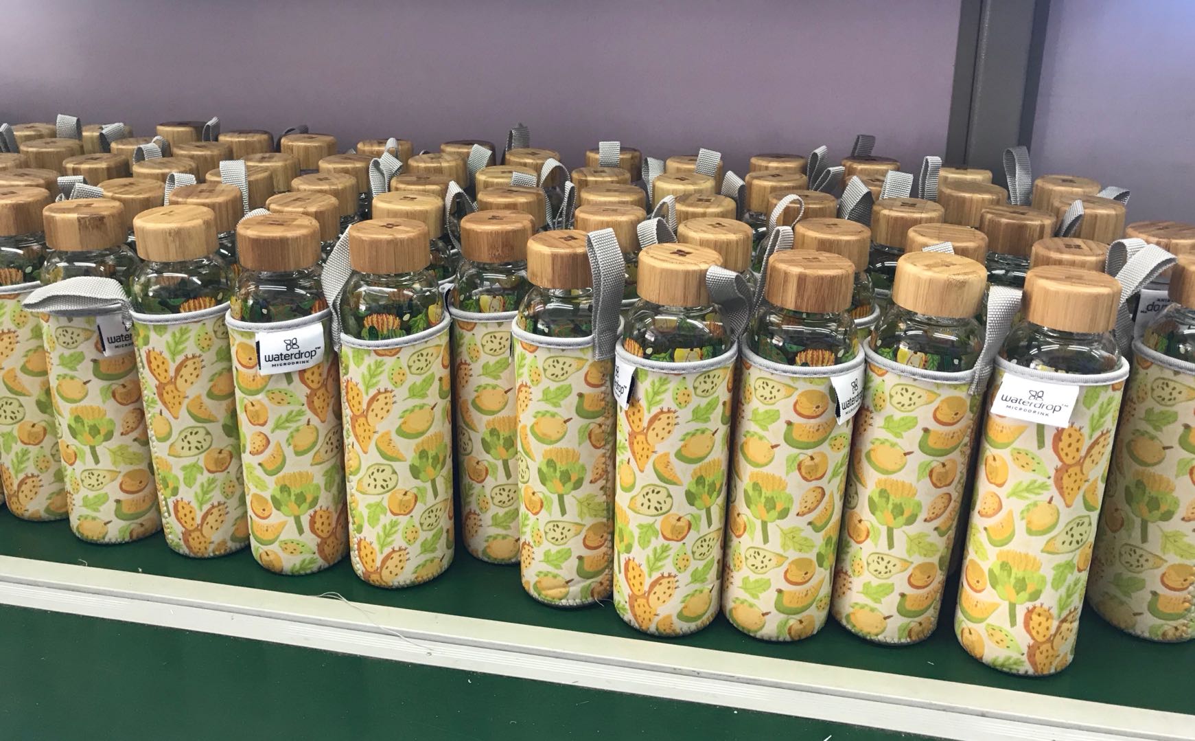 550ml  high borosilicate water glass bottle with bamboo top and neoprene sleeve