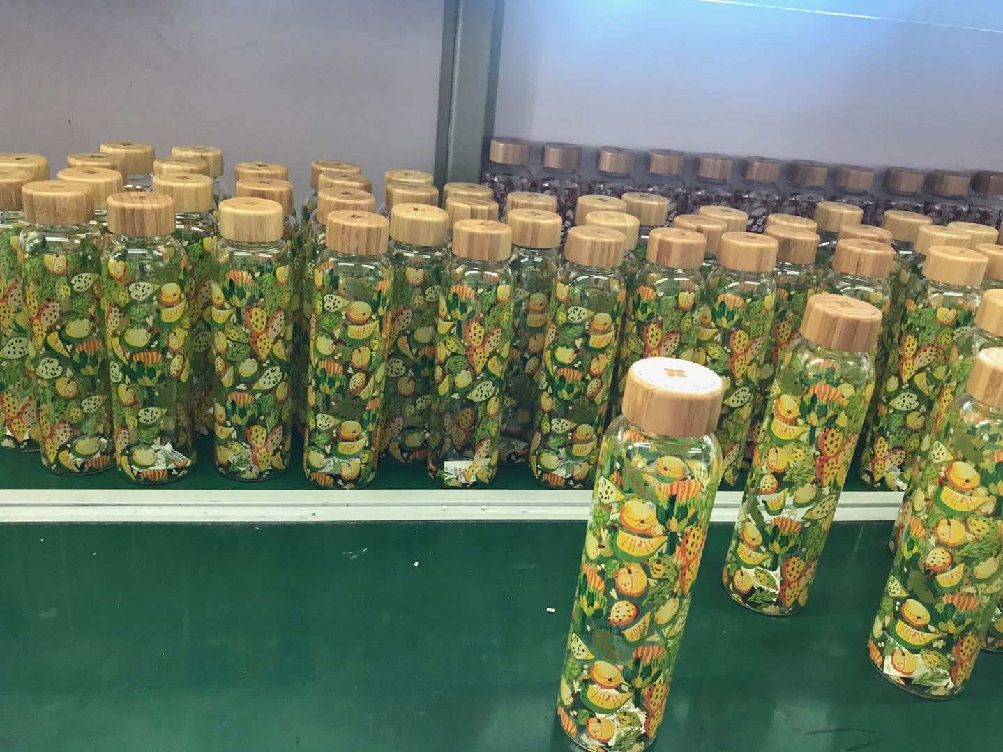 550ml  high borosilicate water glass bottle with bamboo top and neoprene sleeve