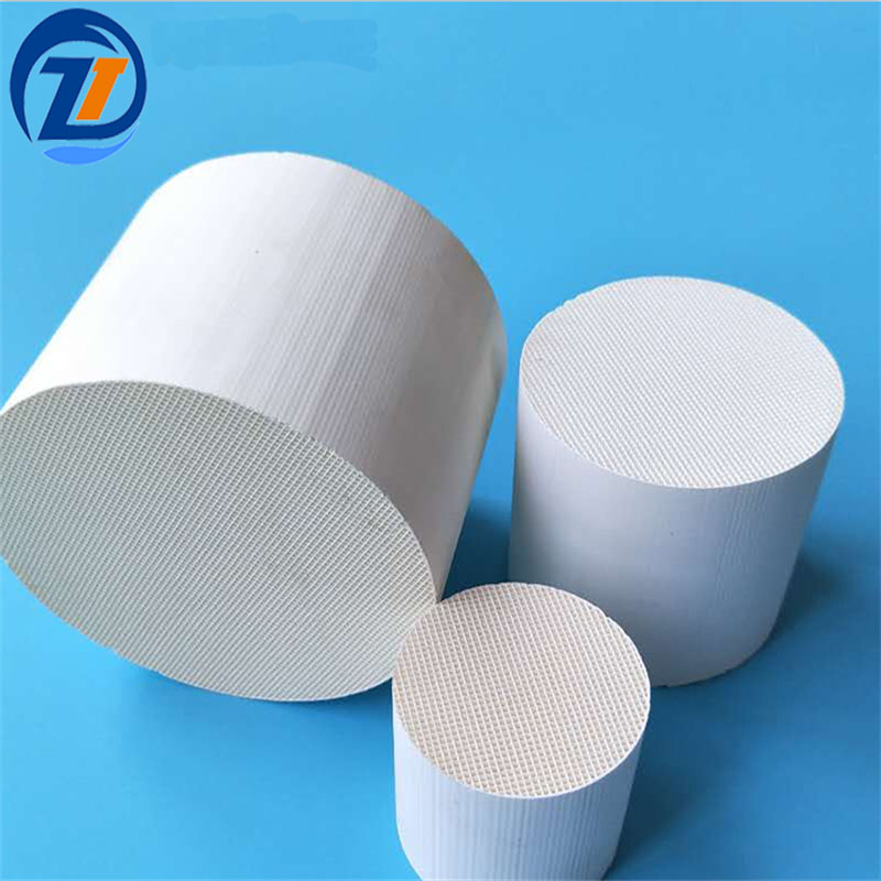 Cordierite honeycomb ceramic catalyst substrate for car exhaust gas purifier